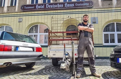 Stadtbekannte Fassade, neues Gesicht: Müslüm Yilmaz vor dem Deutschen Haus in Lößnitz. 