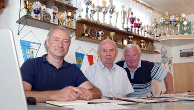 Drei Urgesteine des VfB Zöblitz: Klubchef Mirko Bilz, Stadionsprecher Dieter Frei und der langjährige Vorsitzende Gerhard Oettel (v. l.). 