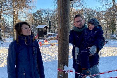 Julia Auras, Leiterin der Kita "Goethehain" in Mittweida schaut sich mit Vater Andreas Berlin und dessen Sohn die alten Balken des Klettergerüstes an. Die sollen weg, weil sie morsch sind.