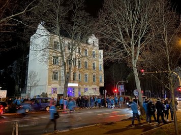 Nach dem Spiel trafen sich CFC-Fans am Pub neben dem Stadion.