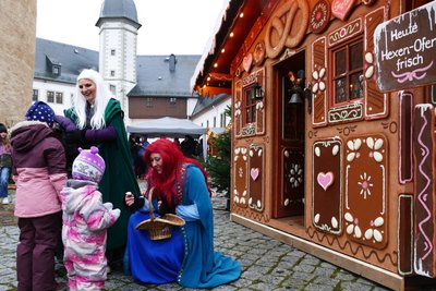 Im Hof von Schloss Wildeck in Zschopau sorgten Meerhexe Ursula und Meerjungfrau Arielle für märchenhaftes Flair.