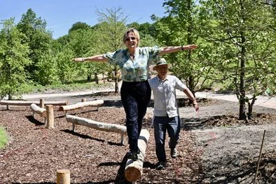 Sachsens Tourismusministerin Barbara Klepsch freut sich auf die Landesgartenschau. Hinter ihr Landesgartenschau-Geschäftsführer Bernd Birkigt.