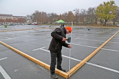 Auf dem Platz der Völkerfreundschaft in Zwickau hat der Aufbau der Eisbahn begonnen.