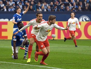 Yussuf Poulsen (l) und Torschütze Timo Werner von Leipzig bejubeln das 0:1. 