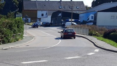 Durch eine Kurve ist die Hohensteiner Straße schwer einsehbar. Schulkinder müssen in dem Bereich aber die Fahrbahn überqueren. 