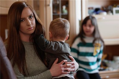Kristina Haut mit ihren Kindern. Ihr Lebensgefährte wird an der ukrainischen Grenze festgehalten. 