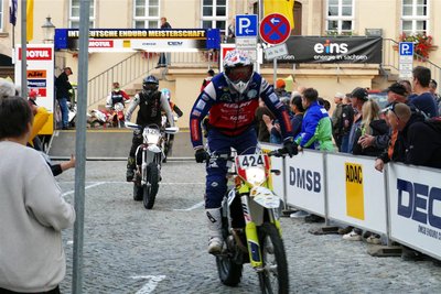 Der Großrückerswalder Dag Kohlhause (Nr. 424) am Start, wo ihm seine Ehefrau Manuela noch einmal alles Gute wünschte, um dann als Betreuerin zur Tankzone zu fahren.