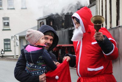 Bei der Museumsbahn in Schönheide durften die Jüngsten beim Nikolaus auch in den Geschenkesack greifen.