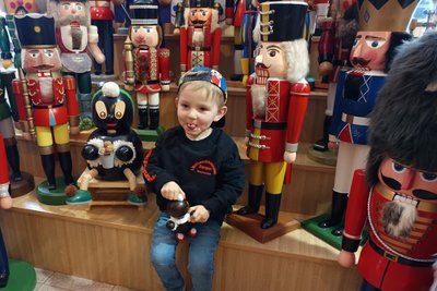 Der fast vierjährige Carl findet unter den 7000 hölzernen Gesellen im Nussknackermuseum Neuhausen zielstrebig seine Lieblingsfigur - Pittiplatsch den Lieben.
