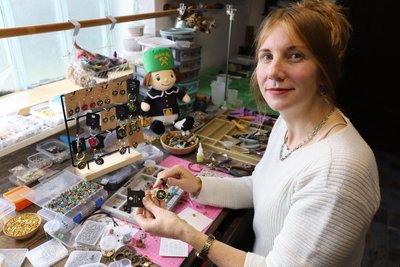 In ihrer Werkstatt stellt Tabea Rohr verschiedene Arten von Schmuck her.