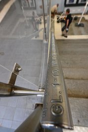 Informationen für Sehende und Sehbehinderte an Handläufen.
