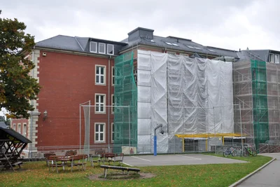 Die Sanierung des Schulhaus-Fassade kommt voran. Ende Oktober sollen die Hüllen fallen.