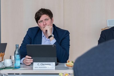 Auf persönlicher Ebene gilt Kultusminister Clemens als zugewandt. Die eigenen Leute überrascht er gelegentlich mit unabgestimmten Vorstößen.