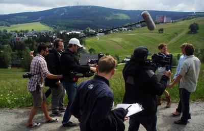 Ex-Skispringer Jens Weißflog mit Schauspielern vor der Kamera