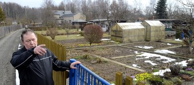 Eberhard Wirth, Vorsitzender des Schrebergarten-Vereins Waldeslust, vor einigen noch bewirtschafteten Kleingärten seiner Anlage. Im Hintergrund die vereinseigene Gaststätte Waldeslust, eingeweiht 1932. Immer weniger Kleingärtner versuchen, das Gelände samt Gaststätte, Wegen und Freiflächen in Schuss zu halten. Von der Stadt habe man trotz mehrfacher Bitten keine Unterstützung bekommen, bedauert Wirth.
