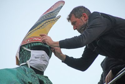 Maik Schramm vom Freiberger Karneval Klub passt Otto dem Reichen die Narrenkappe an. 
