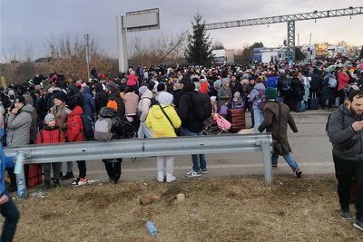 Ein Handyfoto, das A. seiner Familie geschickt hat. Tausende warten an der Grenze zu Polen in Richtung Krakau. 