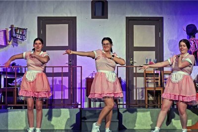 Die Hormersdorfer Mundarttheaterleute proben für die 30. Spielsaison den Schwank "De Gewaltkur". Für pfiffige Einlagen sorgen die tanzenden Kellnerinnen: Lea, Hedi und Johanne. 