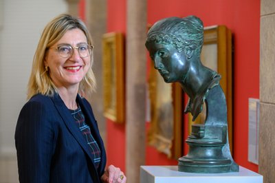 Frauen wurden in der Kunst schon immer dargestellt - doch Künstlerinnen anzuerkennen, stand auf einem ganz anderen Blatt. Sabine Maria Schmidt, Kuratorin in den Kunstsammlungen Chemnitz, vor der Bronze "Kassandra" aus dem Jahr 1895 von Max Klinger.  
