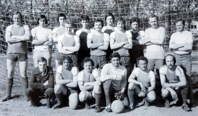 Sicherten der BSG Empor Zöblitz im Mai 1977 mit einem 3:2-Sieg gegen Fortschritt Crottendorf den Aufstieg in die Bezirksklasse - stehend v. l.: Peter Würfel, Harald Uhlig, Klaus Gelke, Gerhard Oettel, Stefan Heide, Wolfgang Börner, Andreas Bilz, Jürgen Fritzsch, Helmut Eichhorst, Trainer Dieter Frei, Mannschaftsleiter Manfred Hartwig; kniend v. l.: Reinhard Schüßler, Wolfgang Richter, Peter Knabner, Peter Rehnig, Herbert Körner, Klaus Eller. 