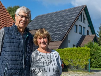Die Adresse ist Programm: Barbara und Wolfgang Oehlmann leben "An der Sonnentrasse". Die Familie baute sich eine Photovoltaik-Anlage mit Speichern ins Haus, um unabhängiger vom Energiemarkt zu sein. 