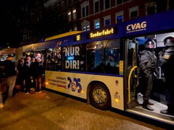 Ein Shuttle-Bus brachte Aue-Fans nach dem Spiel zum Parkplatz an der Messe.