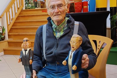 Nestor Jürgen Löschner mit seinem Ebenbild und Helmut Kohl als Nussknacker.