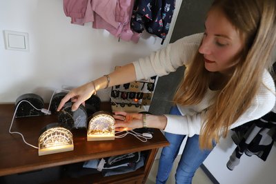 Tabea Rohr zeigt ihre kleinen beleuchteten Bergwerke.
