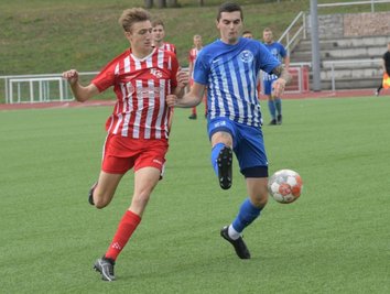 Packender Saisonstart in der Erzgebirgsliga: Der FC Stollberg und der FSV Sosa liefern sich einen unterhaltsamen Fight, hier der Stollberger Til Fischer (links) im Zweikampf mit Kevin Unger. 