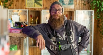 Im "Groers Home" in der Nicolaistraße können die Auerbacher demnächst Rauchzubehör kaufen. Enrico Götz (Foto) und Danilo Schüler sind ein kleines Start-up-Unternehmen. Ein Trend im Handel. 