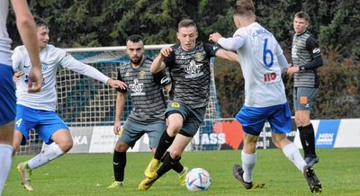 Fabien Bochmann (am Ball) gehörte auch in Neugersdorf zu den Aktivposten beim VfB Auerbach. Beinahe hätte er in der ersten Halbzeit mit einem Fernschuss an die Latte die Vogtländer in Führung gebracht. 