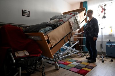 Das Bett von Jens lässt sich senkrecht stellen. So kann er besser gepflegt und bewegt werden. Sein Zimmer bietet dafür genug Platz.