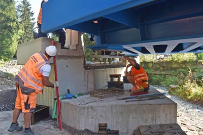 Tonnenschwere Millimeterarbeit am Schwarzwasser: 135 Tonnen wiegt die neue, mehr als 35 Meter lange Stahlkonstruktion, die Mitarbeiter der Firma Sächsische Bau GmbH einpassen.