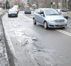 Wegen der tiefen Schlaglöcher weichen am Freiberger Bebelplatz die Fahrzeuge auch auf die Gegenfahrbahn aus. Offen ist, ob die Buckelpiste nun erneut nur geflickt wird.