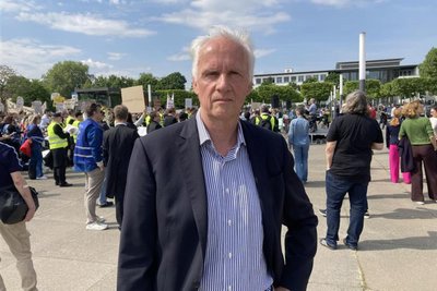 Geschäftsführer Hans Peter Ickrath – hier bei der Theaterdemo am 21. Mai vor dem Landtag in Dresden – verlässt das Mittelsächsische Theater in Freiberg.
