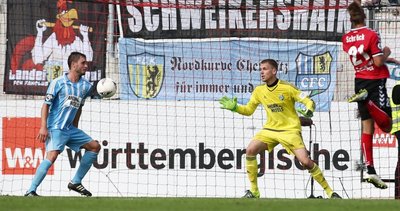 Fehlentscheidung des Tages: Kevin Conrad bekommt den Ball an die Schulter, wird dafür vom Platz gestellt.