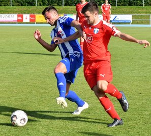 Felix Ebert (l.) und seine Mannschaftskollegen von Germania Mittweida gastieren diesen Samstag beim Großenhainer FV. Dort wird es mit einem Punktgewinn allerdings schwierig. 