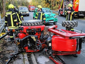 Ein 31-Jähriger kippte mit diesem Traktor um. Zuvor war ein Geländewagen in den Anhänger des Traktors gekracht. 