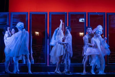 In Mozarts "Don Giovanni" am Freiberger Theater agiert das Ensemble im Spiegelkabinett zwischen Versailles und Jahrmarkt. Foto: DETLEV MUELLER/ MIT