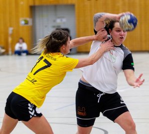 Mit harten Bandagen: Julia Uhlemann setzte sich gegen die nicht zimperliche Oberlosaer Abwehr immer wieder durch. Die bittere Niederlage konnte aber auch die Rotation-Spielmacherin nicht abwenden. 