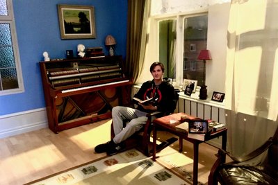Jasper Paarvolainen in der Wallander-Ausstellung im Fimstudio Ystad. Der 19-Jährige wirkte einst als Kind selbst in einem Wallanderfilm mit.