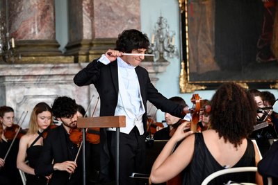 José Luis Gutiérrez, bislang Erster Kapellmeister am Mittelsächsischen Theater, hier bei einem Konzert im Schloss Weissenstein in Pommersfelden, wird neuer Generalmusikdirektor.