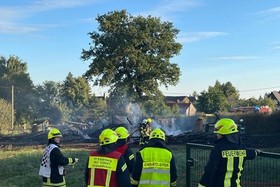 Als die Feuerwehr eintraf, hatte das Gebäude bereits komplett in Flammen gestanden. Später liefen noch Restlöscharbeiten.