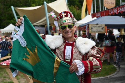 Der Märchenkönig mit Badeanzug: Wegen den Bauarbeiten am Burgberg in Kriebstein wurde 2024 die „Burg der Märchen“ an die Talsperre verlegt. Im Vorjahr kehrte Frank I. wieder in die Burg zurück.
