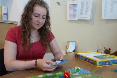 Marie Fiedler in ihrer Logopädie-Praxis in Zschopau beim Vorbereiten eines Lernspiels.
