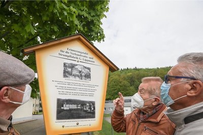 Klaus, Armin und Reiner Lippmann (von links) sind Enkel von Gustav Lippmann, vor dessen ehemaligem Fabrikgelände in Einsiedel nun eine Erinnerungstafel an den Fabrikanten erinnert. 