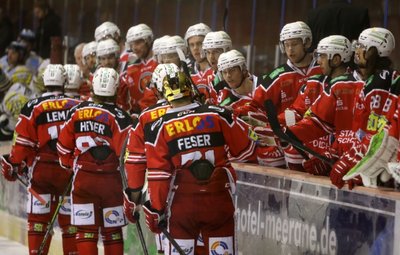 Abklatschen nach einem erfolgreichen Abend: Die Eispiraten besiegten die Bayreuth Tigers 4:0. 