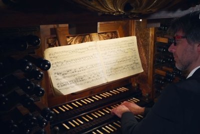 Domkantor Albrecht Koch spielte weihnachtliche Werke von Johann Sebastian Bach und anderen Komponisten.