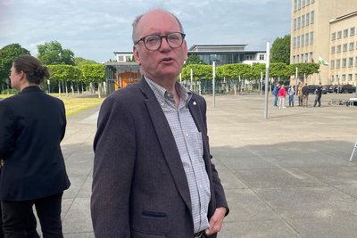 Der Chefdramaturg und Pressesprecher des Mittelsächsischen Theaters, Christoph Nieder, hier bei der Theaterdemo im Mai in Dresden, geht in den Ruhestand.
