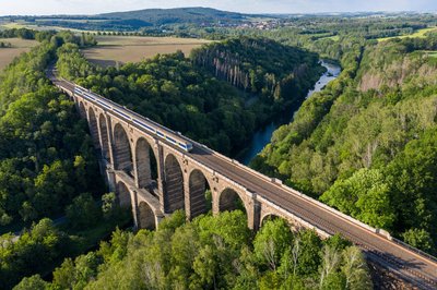 Mit dem Göhrener Viadukt überquert die Bahnstrecke Leipzig-Chemnitz die Zwickauer Mulde. Seit Jahren wird um den Ausbau der wichtigen Verkehrsader zwischen den beiden Großstädten gerungen. (Archivbild)